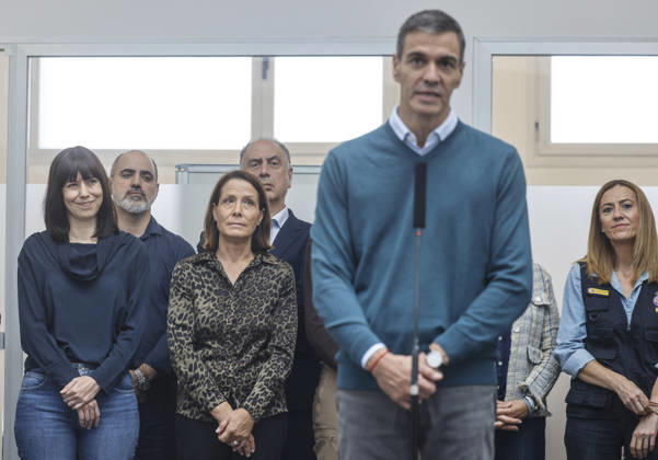 Sánchez Visits Oliva, Valencia, to Assess the Damage Caused by Storm Adam. Prime Minister Pedro Sánchez speaks to the media during a visit to the Forward Command Post set up in response to Storm Adam on October 20, 2026, in Oliva, Valencia, Valencian Community, Spain. The storm caused by Storm Adam has resulted in three deaths in the Valencian Community: a man, approximately 64 years old, at a campground in Oliva, Valencia; a 79-year-old woman with limited mobility found dead in her home, also in Oliva, and another woman who lost her life this past Sunday after going into the sea in the Valencian town of Sagunt, October 20, 2026, Oliva, Valencia, Valencian Community, Oliva, Valencia, Valencian Community, Spain  Copyright: xRoberxSolsonax 7857059