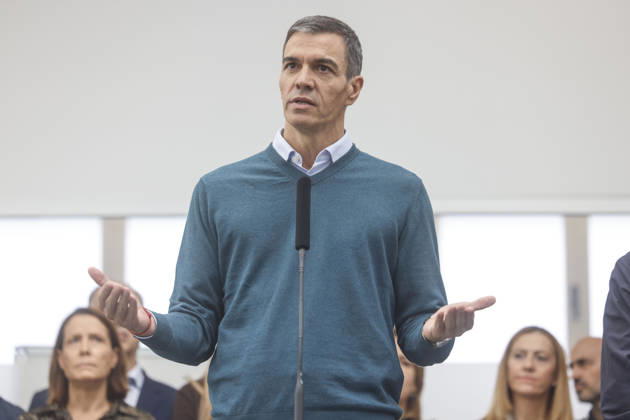 Sánchez Visits Oliva, Valencia, to Assess the Damage Caused by Storm Adam. Prime Minister Pedro Sánchez speaks to the media during a visit to the Forward Command Post set up in response to Storm Adam on October 20, 2026, in Oliva, Valencia, Valencian Community, Spain. The storm caused by Storm Adam has resulted in three deaths in the Valencian Community: a man, approximately 64 years old, at a campground in Oliva, Valencia; a 79-year-old woman with limited mobility found dead in her home, also in Oliva, and another woman who lost her life this past Sunday after going into the sea in the Valencian town of Sagunt, October 20, 2026, Oliva, Valencia, Valencian Community, Oliva, Valencia, Valencian Community, Spain  Copyright: xRoberxSolsonax 7857060