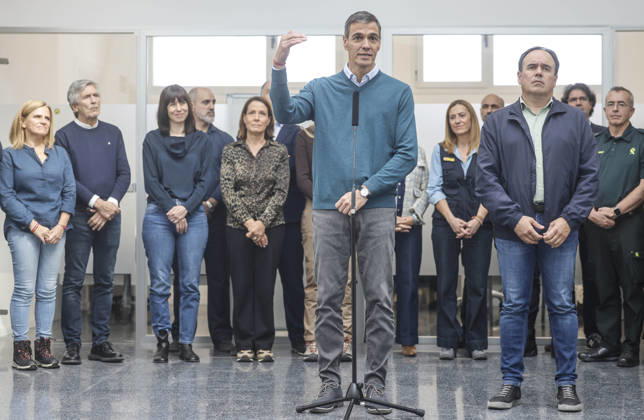 Sánchez Visits Oliva, Valencia, to Assess the Damage Caused by Storm Adam Prime Minister Pedro Sánchez speaks to the media alongside the president of the Valencian Regional Government, Juanfran Pérez Llorca, during a visit to the Forward Command Post for Storm Adam, on October 20, 2026, in Oliva, Valencia, Valencian Community, Spain. The storm caused by Storm Adam has resulted in three deaths in the Valencian Community: a man, approximately 64 years old, at a campground in Oliva, Valencia; a 79-year-old woman with limited mobility found dead in her home, also in Oliva, and another woman who lost her life this past Sunday after going into the sea in the Valencian town of Sagunt. October 20, 2026, Oliva, Valencia, Valencian Community, Oliva,  Copyright: xRoberxSolsonax 7857066