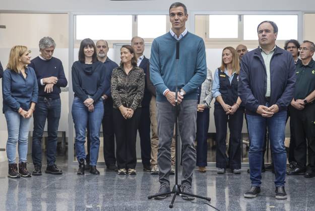Sánchez Visits Oliva, Valencia, to Assess the Damage Caused by Storm Adam Prime Minister Pedro Sánchez speaks to the media alongside the president of the Valencian Regional Government, Juanfran Pérez Llorca, during a visit to the Forward Command Post for Storm Adam, on October 20, 2026, in Oliva, Valencia, Valencian Community, Spain. The storm caused by Storm Adam has resulted in three deaths in the Valencian Community: a man, approximately 64 years old, at a campground in Oliva, Valencia; a 79-year-old woman with limited mobility found dead in her home, also in Oliva, and another woman who lost her life this past Sunday after going into the sea in the Valencian town of Sagunt. October 20, 2026, Oliva, Valencia, Valencian Community, Oliva,  Copyright: xRoberxSolsonax 7857067