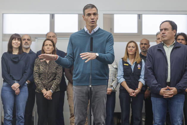 Sánchez Visits Oliva, Valencia, to Assess the Damage Caused by Storm Adam Prime Minister Pedro Sánchez speaks to the media alongside the president of the Valencian Regional Government, Juanfran Pérez Llorca, during a visit to the Forward Command Post for Storm Adam, on October 20, 2026, in Oliva, Valencia, Valencian Community, Spain. The storm caused by Storm Adam has resulted in three deaths in the Valencian Community: a man, approximately 64 years old, at a campground in Oliva, Valencia; a 79-year-old woman with limited mobility found dead in her home, also in Oliva, and another woman who lost her life this past Sunday after going into the sea in the Valencian town of Sagunt. October 20, 2026, Oliva, Valencia, Valencian Community, Oliva,  Copyright: xRoberxSolsonax 7857069