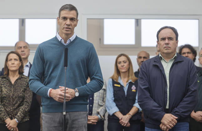 Sánchez Visits Oliva, Valencia, to Assess the Damage Caused by Storm Adam Prime Minister Pedro Sánchez speaks to the media alongside the president of the Valencian Regional Government, Juanfran Pérez Llorca, during a visit to the Forward Command Post for Storm Adam, on October 20, 2026, in Oliva, Valencia, Valencian Community, Spain. The storm caused by Storm Adam has resulted in three deaths in the Valencian Community: a man, approximately 64 years old, at a campground in Oliva, Valencia; a 79-year-old woman with limited mobility found dead in her home, also in Oliva, and another woman who lost her life this past Sunday after going into the sea in the Valencian town of Sagunt. October 20, 2026, Oliva, Valencia, Valencian Community, Oliva,  Copyright: xRoberxSolsonax 7857070