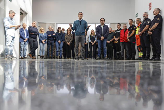 Sánchez Visits Oliva, Valencia, to Assess the Damage Caused by Storm Adam Prime Minister Pedro Sánchez speaks to the media alongside the president of the Valencian Regional Government, Juanfran Pérez Llorca, during a visit to the Forward Command Post for Storm Adam, on October 20, 2026, in Oliva, Valencia, Valencian Community, Spain. The storm caused by Storm Adam has resulted in three deaths in the Valencian Community: a man, approximately 64 years old, at a campground in Oliva, Valencia; a 79-year-old woman with limited mobility found dead in her home, also in Oliva, and another woman who lost her life this past Sunday after going into the sea in the Valencian town of Sagunt. October 20, 2026, Oliva, Valencia, Valencian Community, Oliva,  Copyright: xRoberxSolsonax 7857071