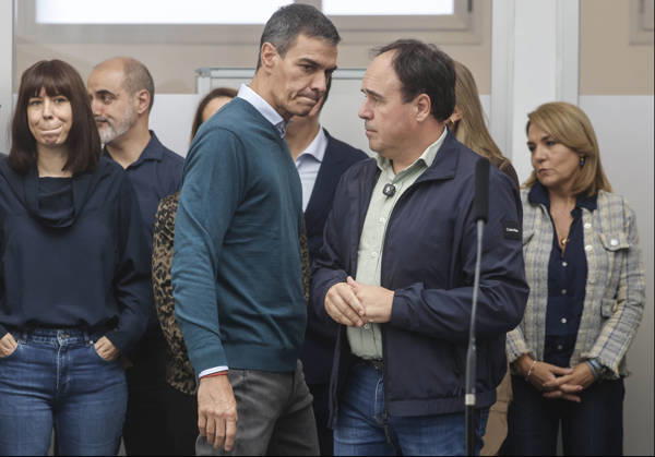 Sánchez Visits Oliva, Valencia, to Assess the Damage Caused by Storm Adam The president of the Valencian Regional Government, Juanfran Pérez Llorca, speaks to the media alongside Prime Minister Pedro Sánchez, during a visit to the Forward Command Post set up in response to Storm Adam, on October 20, 2026, in Oliva, Valencia, Valencian Community, Spain. The storm caused by Storm Adam has resulted in three deaths in the Valencian Community: a man, approximately 64 years old, at a campground in Oliva, Valencia; a 79-year-old woman with limited mobility found dead in her home, also in Oliva, and another woman who lost her life this past Sunday after going into the sea in the Valencian town of Sagunt, October 20, 2026, Oliva, Valencia, Valencia  Copyright: xRoberxSolsonax 7857079