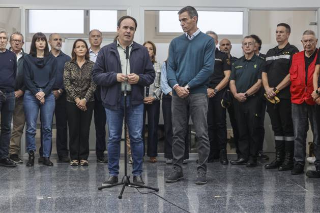 Sánchez Visits Oliva, Valencia, to Assess the Damage Caused by Storm Adam The president of the Valencian Regional Government, Juanfran Pérez Llorca, speaks to the media alongside Prime Minister Pedro Sánchez, during a visit to the Forward Command Post set up in response to Storm Adam, on October 20, 2026, in Oliva, Valencia, Valencian Community, Spain. The storm caused by Storm Adam has resulted in three deaths in the Valencian Community: a man, approximately 64 years old, at a campground in Oliva, Valencia; a 79-year-old woman with limited mobility found dead in her home, also in Oliva, and another woman who lost her life this past Sunday after going into the sea in the Valencian town of Sagunt, October 20, 2026, Oliva, Valencia, Valencia  Copyright: xRoberxSolsonax 7857080