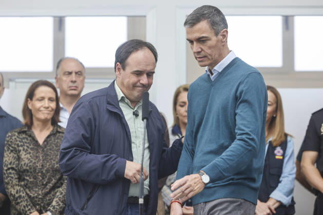 Sánchez Visits Oliva, Valencia, to Assess the Damage Caused by Storm Adam The president of the Valencian Regional Government, Juanfran Pérez Llorca, speaks to the media alongside Prime Minister Pedro Sánchez, during a visit to the Forward Command Post set up in response to Storm Adam, on October 20, 2026, in Oliva, Valencia, Valencian Community, Spain. The storm caused by Storm Adam has resulted in three deaths in the Valencian Community: a man, approximately 64 years old, at a campground in Oliva, Valencia; a 79-year-old woman with limited mobility found dead in her home, also in Oliva, and another woman who lost her life this past Sunday after going into the sea in the Valencian town of Sagunt, October 20, 2026, Oliva, Valencia, Valencia  Copyright: xRoberxSolsonax 7857083