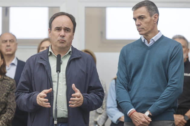 Sánchez Visits Oliva, Valencia, to Assess the Damage Caused by Storm Adam The president of the Valencian Regional Government, Juanfran Pérez Llorca, speaks to the media alongside Prime Minister Pedro Sánchez, during a visit to the Forward Command Post set up in response to Storm Adam, on October 20, 2026, in Oliva, Valencia, Valencian Community, Spain. The storm caused by Storm Adam has resulted in three deaths in the Valencian Community: a man, approximately 64 years old, at a campground in Oliva, Valencia; a 79-year-old woman with limited mobility found dead in her home, also in Oliva, and another woman who lost her life this past Sunday after going into the sea in the Valencian town of Sagunt, October 20, 2026, Oliva, Valencia, Valencia  Copyright: xRoberxSolsonax 7857084