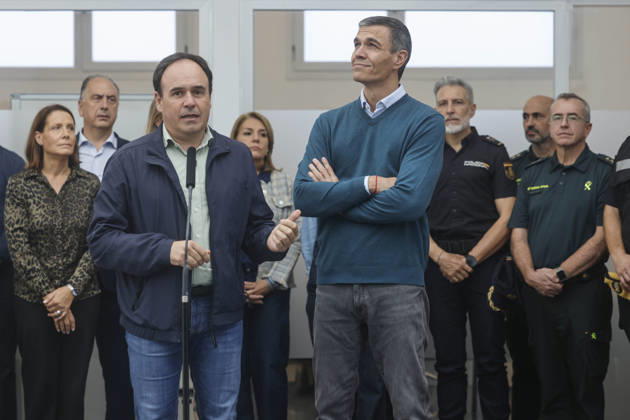 Sánchez Visits Oliva, Valencia, to Assess the Damage Caused by Storm Adam The president of the Valencian Regional Government, Juanfran Pérez Llorca, speaks to the media alongside Prime Minister Pedro Sánchez, during a visit to the Forward Command Post set up in response to Storm Adam, on October 20, 2026, in Oliva, Valencia, Valencian Community, Spain. The storm caused by Storm Adam has resulted in three deaths in the Valencian Community: a man, approximately 64 years old, at a campground in Oliva, Valencia; a 79-year-old woman with limited mobility found dead in her home, also in Oliva, and another woman who lost her life this past Sunday after going into the sea in the Valencian town of Sagunt, October 20, 2026, Oliva, Valencia, Valencia  Copyright: xRoberxSolsonax 7857085