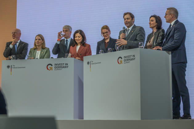 Invest in Germany Summit in Berlin (l-r) Martin Blessing, Special Representative of the Chancellor for Investment in Germany, Verena Hubertz (SPD), Federal Minister for Housing, Urban Development and Construction, Steffen Bilger (CDU), Federal Minister of Transport, Katherina Reiche (CDU), Federal Minister for Economic Affairs and Energy, Lars Klingbeil (SPD), German Finance Minister, Dorothee Bär (CSU), Federal Minister for Research, Technology and Space, and Karsten Wildberger (CDU), Federal Minister for Digital Affairs and State Modernisation, at the Invest in Germany Summit on October 20, 2026 in Berlin. (l-r) Martin Blessing, Beauftragter des Bundeskanzlers fuer Investitionen, Verena Hubertz (SPD), Bundesministerin fuer Wohnen, Stadt