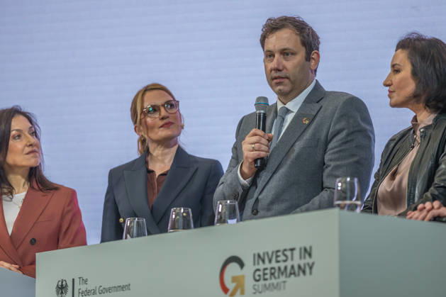 Invest in Germany Summit in Berlin (l-r) Martin Blessing, Special Representative of the Chancellor for Investment in Germany, Verena Hubertz (SPD), Federal Minister for Housing, Urban Development and Construction, Steffen Bilger (CDU), Federal Minister of Transport, Katherina Reiche (CDU), Federal Minister for Economic Affairs and Energy, Lars Klingbeil (SPD), German Finance Minister, Dorothee Bär (CSU), Federal Minister for Research, Technology and Space, and Karsten Wildberger (CDU), Federal Minister for Digital Affairs and State Modernisation, at the Invest in Germany Summit on October 20, 2026 in Berlin. (l-r) Martin Blessing, Beauftragter des Bundeskanzlers fuer Investitionen, Verena Hubertz (SPD), Bundesministerin fuer Wohnen, Stadt
