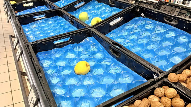 IPP Photo: Albano Angilletta, Locri, Reggio Calabria, October 20, 2026. The photo shows empty shelves in supermarkets due to roadblocks set up by truck drivers. Shortages of certain food items, particularly fruits and vegetables. Italy Photo Press World Copyright