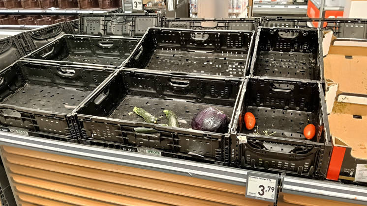 IPP Photo: Albano Angilletta, Locri, Reggio Calabria, October 20, 2026. The photo shows empty shelves in supermarkets due to roadblocks set up by truck drivers. Shortages of certain food items, particularly fruits and vegetables. Italy Photo Press World Copyright