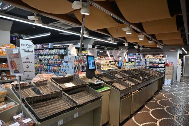 IPP Photo by Felice De Martino, Naples, October 20, 2026. The photo shows empty shelves in supermarkets due to roadblocks set up by truck drivers. Shortages of certain food items, particularly fruits and vegetables. Italy Photo Press World Copyright