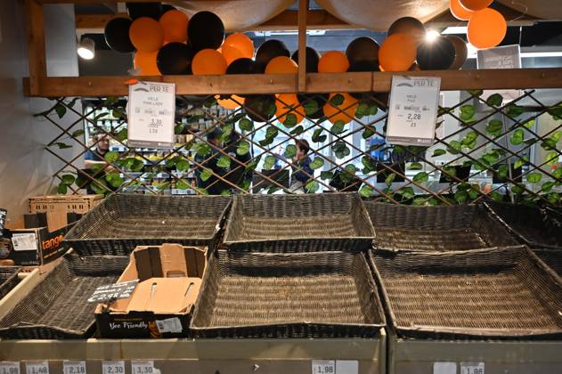 IPP Photo by Felice De Martino, Naples, October 20, 2026. The photo shows empty shelves in supermarkets due to roadblocks set up by truck drivers. Shortages of certain food items, particularly fruits and vegetables. Italy Photo Press World Copyright
