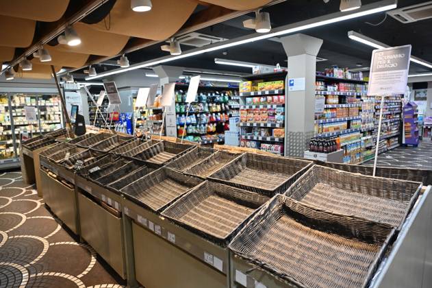 IPP Photo by Felice De Martino, Naples, October 20, 2026. The photo shows empty shelves in supermarkets due to roadblocks set up by truck drivers. Shortages of certain food items, particularly fruits and vegetables. Italy Photo Press World Copyright