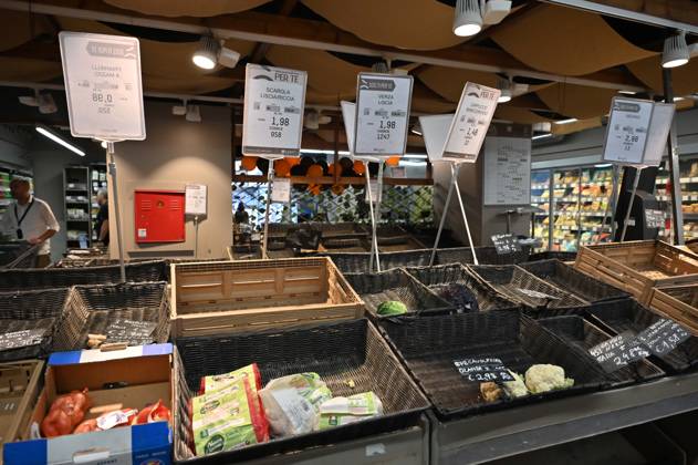 IPP Photo by Felice De Martino, Naples, October 20, 2026. The photo shows empty shelves in supermarkets due to roadblocks set up by truck drivers. Shortages of certain food items, particularly fruits and vegetables. Italy Photo Press World Copyright