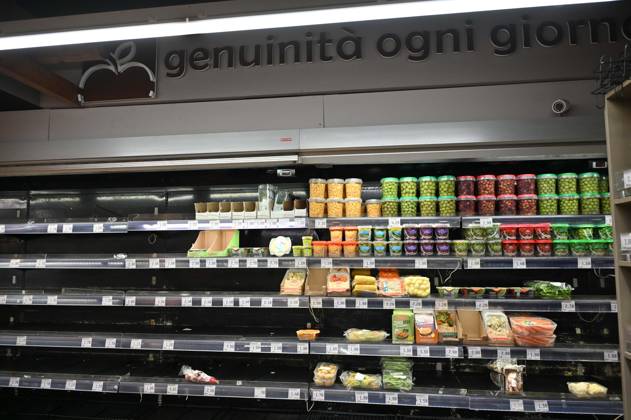IPP Photo by Felice De Martino, Naples, October 20, 2026. The photo shows empty shelves in supermarkets due to roadblocks set up by truck drivers. Shortages of certain food items, particularly fruits and vegetables. Italy Photo Press World Copyright