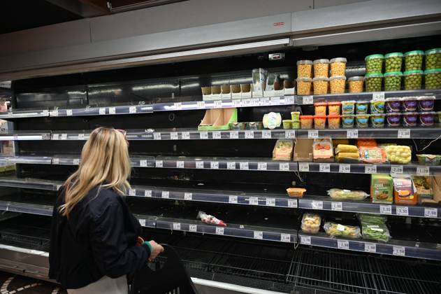 IPP Photo by Felice De Martino, Naples, October 20, 2026. The photo shows empty shelves in supermarkets due to roadblocks set up by truck drivers. Shortages of certain food items, particularly fruits and vegetables. Italy Photo Press World Copyright