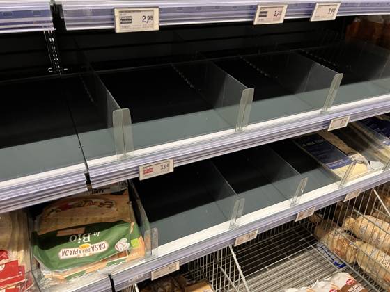 Empty Supermarket Shelves In Naples Empty fruit and vegetable bins, refrigerators without milk or cheese, and sold-out meat counters are visible in supermarkets in Naples, Italy, on October 20, 2026. Napoli Italy  Copyright: xPaoloxManzox originalFilename: manzo-notitle261020_np0nD.jpg
