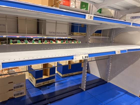 Empty Supermarket Shelves In Naples Empty fruit and vegetable bins, refrigerators without milk or cheese, and sold-out meat counters are visible in supermarkets in Naples, Italy, on October 20, 2026. Napoli Italy  Copyright: xPaoloxManzox originalFilename: manzo-notitle261020_np8pL.jpg