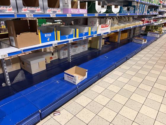 Empty Supermarket Shelves In Naples Empty fruit and vegetable bins, refrigerators without milk and cheese, and sold-out meat counters are visible in supermarkets in Naples, Italy, on October 20, 2026. Napoli Italy  Copyright: xPaoloxManzox originalFilename: manzo-notitle261020_npMm8.jpg