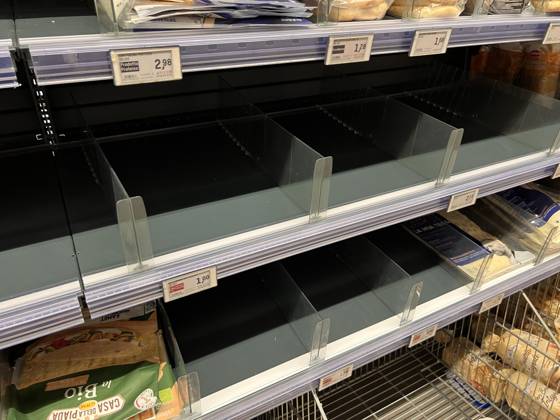 Empty Supermarket Shelves In Naples Empty fruit and vegetable bins, refrigerators without milk or cheese, and sold-out meat counters are visible in supermarkets in Naples, Italy, on October 20, 2026. Napoli Italy  Copyright: xPaoloxManzox originalFilename: manzo-notitle261020_npwUx.jpg