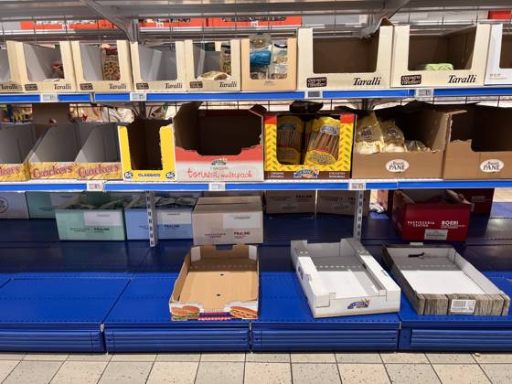 Empty Supermarket Shelves In Naples Empty fruit and vegetable bins, refrigerators without milk or cheese, and sold-out meat counters are visible in supermarkets in Naples, Italy, on October 20, 2026. Napoli Italy  Copyright: xPaoloxManzox originalFilename: manzo-notitle261020_npyrZ.jpg
