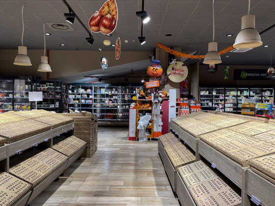 Empty shelves in supermarkets due to transport workers strike in Naples NAPLES, ITALY - OCTOBER 20: Empty shelves are seen inside a supermarket in Naples, Italy on October 20, 2026. Due to the truckers strike in southern Italy, who have been protesting since October 16, 2026 against rising fuel prices (which have reached nearly 2.30 euros per liter) many supermarkets are finding their food shelves empty. Iso Ekle Anadolu Naples Italy. Editorial use only. Please get in touch for any other usage.  Copyright: x2026xAnadoluxIsoxEklex