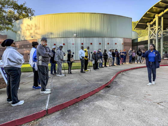 October 20, 2026, Shreveport, Louisiana, USA: RACHEL WILLIS-BROWN of the Caddo Parish Registrar of Voters explains voting procedures to those waiting in line before the opening of polls on the first day of early vote in Louisiana. Shreveport USA - ZUMAd155 20261020_znp_d155_015 Copyright: xSuexDorfmanx