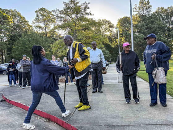 October 20, 2026, Shreveport, Louisiana, USA: RACHEL WILLIS-BROWN of the Caddo Parish Registrar of Voters explains voting procedures to those waiting in line before the opening of polls on the first day of early vote in Louisiana. Shreveport USA - ZUMAd155 20261020_znp_d155_018 Copyright: xSuexDorfmanx