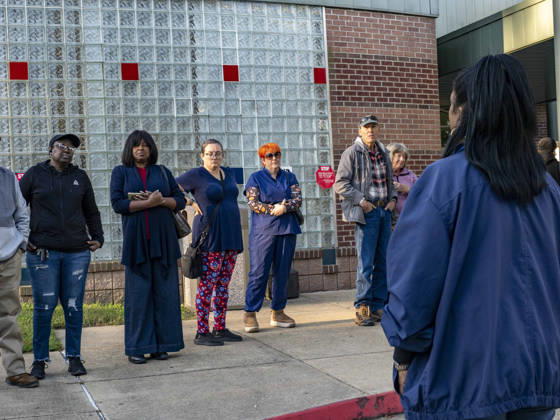 October 20, 2026, Shreveport, Louisiana, USA: RACHEL WILLIS-BROWN of the Caddo Parish Registrar of Voters explains voting procedures to those waiting in line before the opening of polls on the first day of early vote in Louisiana. Shreveport USA  - ZUMAd155 20261020_znp_d155_017 Copyright: xSuexDorfmanx
