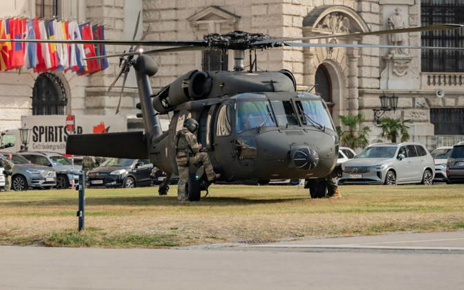 October 20, 2026 Press conference on the Austrian Armed Forces information and demonstration event on National Day 2026. The photo shows the S70 Black Hawk landing at Heldenplatz in Vienna, Austria.