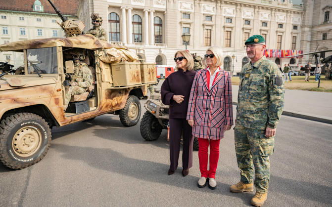 October 20, 2026 Press Conference on the Austrian Armed Forces’ Information and Demonstration Event on National Day 2026. The photo shows journalist, television host, ORF radio director, and interim Director General Ingrid Thurnher, OeVP Federal Minister of Defense Klaudia Tanner, and Vienna Military Commander Brigadier Christian Habersatter; Vienna, Heldenplatz, Vi