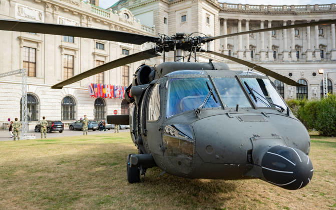 October 20, 2026 Press release regarding the Austrian Armed Forces’ information and demonstration event on National Day 2026. The photo shows an S70 Black Hawk in Vienna at Heldenplatz, Vienna, Austria