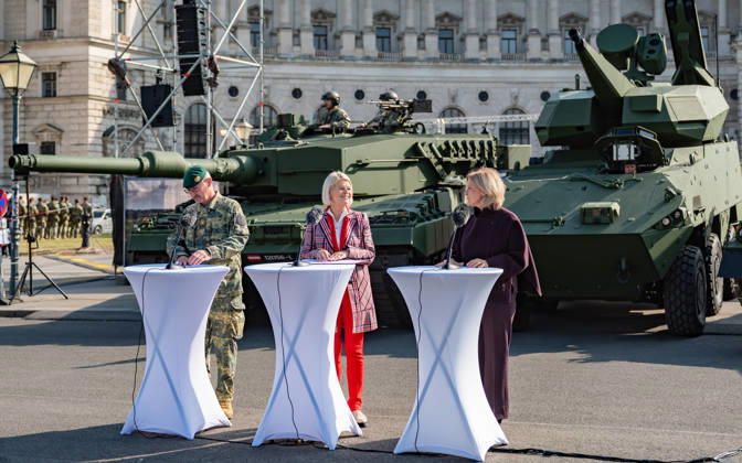 October 20, 2026 Press conference on the Austrian Armed Forces’ information and demonstration event on National Day 2026. The photo shows Vienna Military Commander Brigadier Christian Habersatter, OeVP Federal Minister of Defense Klaudia Tanner, and journalist, television host, ORF Radio Director, and interim Director General Ingrid Thurnher; Vienna, Heldenplatz, Vi