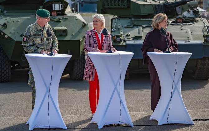 October 20, 2026 Press conference on the Austrian Armed Forces’ information and demonstration event on National Day 2026. The photo shows Vienna Military Commander Brigadier Christian Habersatter, OeVP Federal Minister of Defense Klaudia Tanner, and journalist, television host, ORF Radio Director, and interim Director General Ingrid Thurnher; Vienna, Heldenplatz, Vi