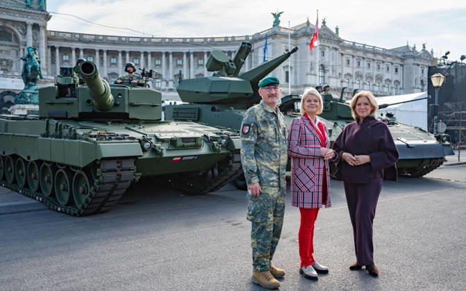 October 20, 2026 Press conference on the Austrian Armed Forces’ information and demonstration event on National Day 2026. The photo shows Vienna Military Commander Brigadier Christian Habersatter, OeVP Federal Minister of Defense Klaudia Tanner, and journalist, television host, ORF Radio Director, and interim Director General Ingrid Thurnher; Vienna, Heldenplatz, Vi