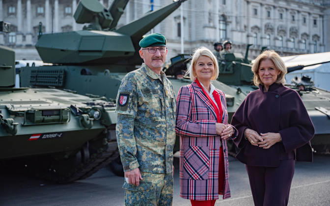 October 20, 2026 Press conference on the Austrian Armed Forces’ information and demonstration event on National Day 2026. The photo shows Vienna Military Commander Brigadier Christian Habersatter, OeVP Federal Minister of Defense Klaudia Tanner, and journalist, television host, ORF Radio Director, and interim Director General Ingrid Thurnher; Vienna, Heldenplatz, Vi