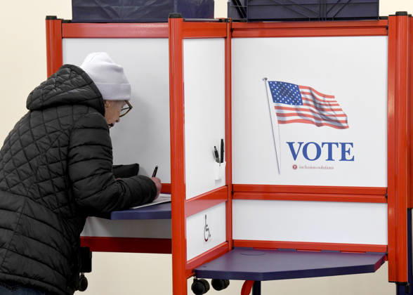 October 20, 2026, Racine, Wisconsin, USA: Voters come to Racine City Hall Tuesday morning October 20, 2026 on the first day of early voting in Wisconsin for the midterm elections. There are two closely watched Congressional races, including the First District which includes Racine, and a contentious gubernatorial race on the ballot. Racine USA  - ZUMAh154 20261020_znp_h154_007 Copyright: xMarkxHertzbergx