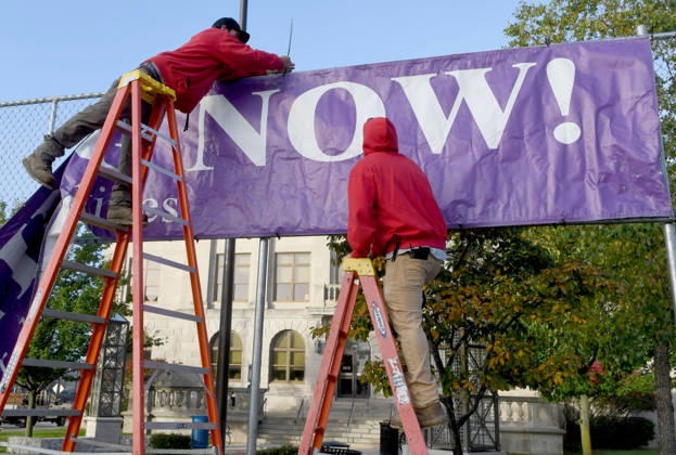 October 20, 2026, Racine, Wisconsin, USA: Workers put up a large banner announcing the start of voting as voters come to Racine City Hall Tuesday morning October 20, 2026 on the first day of early voting in Wisconsin for the midterm elections. There are two closely watched Congressional races, including the First District which includes Racine, and a contentious gubernatorial race on the ballot. Racine USA  - ZUMAh154 20261020_znp_h154_001 Copyright: xMarkxHertzbergx