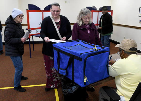 October 20, 2026, Racine, Wisconsin, USA: Voters come to Racine City Hall Tuesday morning October 20, 2026 on the first day of early voting in Wisconsin for the midterm elections. There are two closely watched Congressional races, including the First District which includes Racine, and a contentious gubernatorial race on the ballot. Racine USA - ZUMAh154 20261020_znp_h154_010 Copyright: xMarkxHertzbergx
