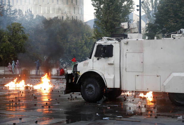 Protesters Clash with Police During a Demonstration in Tirana, Albania. Protesters clash with riot police during an anti-government demonstration in central Tirana on October 17, 2026, as protests continued for a fifth consecutive day over university conditions and demands for the resignation of Albanian Prime Minister Edi Rama. The latest rally follows four nights of violence in the capital, during which protesters and riot police clashed, police used water cannons and tear gas, and demonstrators damaged government offices and shops and set fire to several buildings. Light Studio Agency Malton Dibra Tirana Albania Copyright: xLightxStudioxAgencyx xMaltonxDibrax