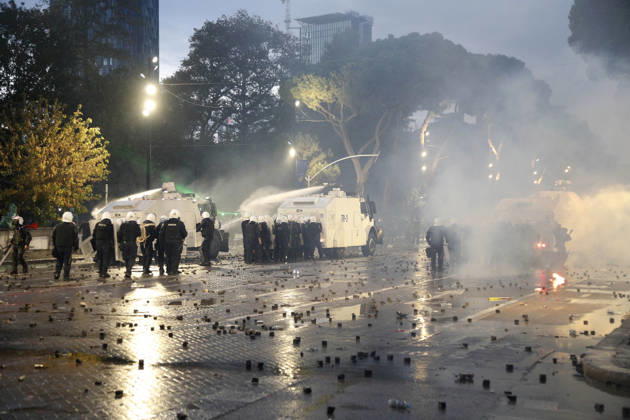 Protesters Clash with Police During a Demonstration in Tirana, Albania. Protesters clash with riot police during an anti-government demonstration in central Tirana on October 17, 2026, as protests continued for a fifth consecutive day over university conditions and demands for the resignation of Albanian Prime Minister Edi Rama. The latest rally follows four nights of violence in the capital, during which protesters and riot police clashed, police used water cannons and tear gas, and demonstrators damaged government offices and shops and set fire to several buildings. Light Studio Agency Malton Dibra Tirana Albania Copyright: xLightxStudioxAgencyx xMaltonxDibrax