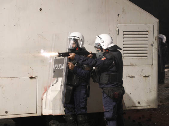 Protesters Clash with Police During a Demonstration in Tirana, Albania. A riot police officer fires rubber bullets towards protesters during an anti-government demonstration in central Tirana on October 17, 2026, as protests continued for a fifth consecutive day over university conditions and demands for the resignation of Albanian Prime Minister Edi Rama. The latest rally follows four nights of violence in the capital, during which protesters and riot police clashed, police used water cannons and tear gas, and demonstrators damaged government offices and shops and set fire to several buildings. Light Studio Agency Malton Dibra Tirana Albania Copyright: xLightxStudioxAgencyx xMaltonxDibrax
