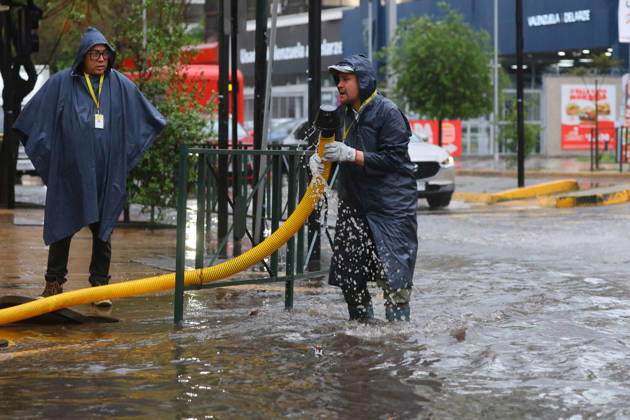 Santiago, October 20, 2026: Flooding at the intersection of Irarrazaval and Lo Encalada streets during the storm front affecting the metropolitan region. Jonnathan Oyarzun, Aton Chile, Santiago, Chile. Aton 1201194  Copyright: JONNATHANxOYARZUN ATONxCHILE