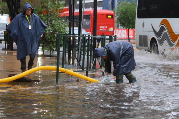 Santiago, October 20, 2026: Flooding at the intersection of Irarrazaval and Lo Encalada streets during the storm front affecting the metropolitan region. Jonnathan Oyarzun, Aton Chile, Santiago, Chile. Aton 1201195  Copyright: JONNATHANxOYARZUN ATONxCHILE