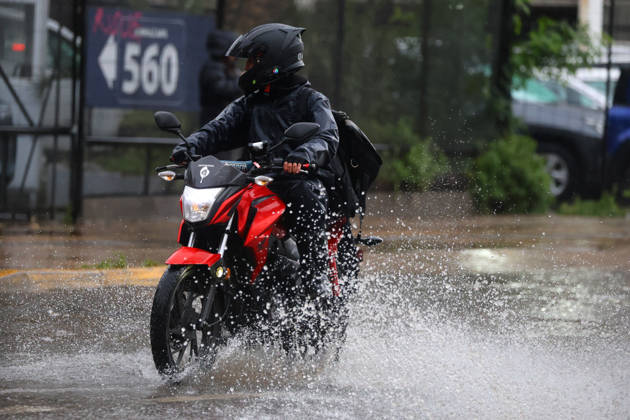 Santiago, October 20, 2026: Flooding at the intersection of Irarrazaval and Lo Encalada streets during the storm system affecting the metropolitan region. Jonnathan Oyarzun, Aton Chile, Santiago, Chile. Aton 1201196  Copyright: JONNATHANxOYARZUN ATONxCHILE