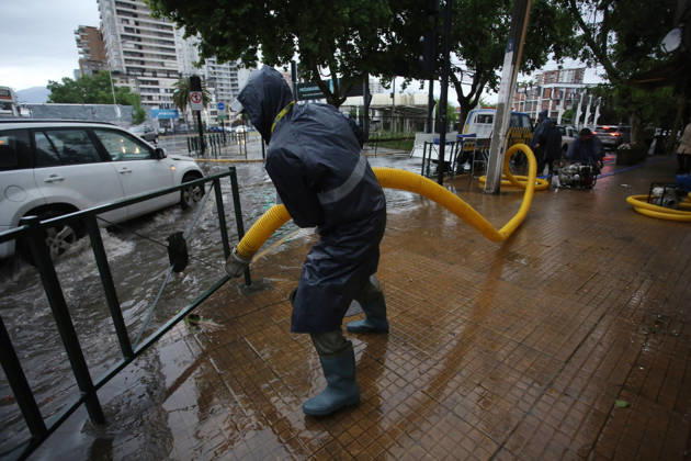 Santiago, October 20, 2026: Flooding at the intersection of Irarrazaval and Lo Encalada streets during the storm front affecting the metropolitan region. Jonnathan Oyarzun, Aton Chile, Santiago, Chile. Aton 1201201  Copyright: JONNATHANxOYARZUN ATONxCHILE