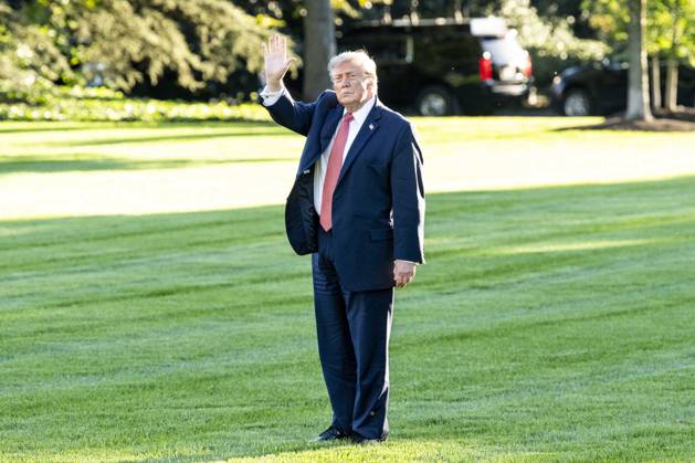 October 20, 2026, Washington, District Of Columbia, USA: President DONALD TRUMP waving as he is walking across the South Lawn towards Marine One as he leaves the White House in Washington, DC. Washington USA  - ZUMAb161 20261020_aap_b161_004 Copyright: xMichaelxBrochsteinx