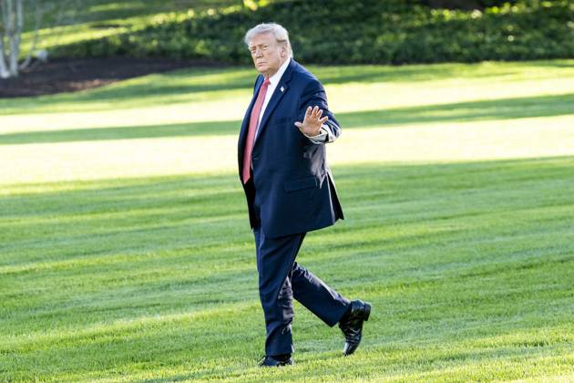 October 20, 2026, Washington, District Of Columbia, USA: President DONALD TRUMP waving as he is walking across the South Lawn towards Marine One as he leaves the White House in Washington, DC. Washington USA - ZUMAb161 20261020_aap_b161_006 Copyright: xMichaelxBrochsteinx